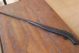 Nghi ngờ vợ ngoại tình, dùng súng kíp bắn trọng thương