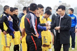 Cầu thủ V-League "méo mặt" với thưởng Tết