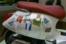 Chiếc Vespa Primavera dát tranh vàng đầu tiên tại Hà Nội