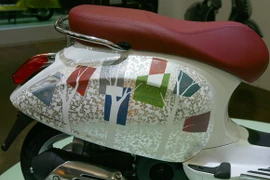 Chiếc Vespa Primavera dát tranh vàng đầu tiên tại Hà Nội