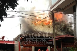 Nhà sàn cháy trơ khung giữa khu dân cư