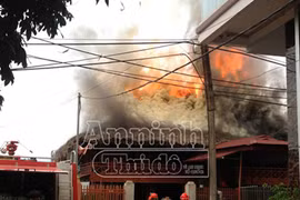 Nhà sàn cháy trơ khung giữa khu dân cư