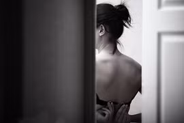 Mất sạch đồ đạc sau khi tắm cùng gái trẻ