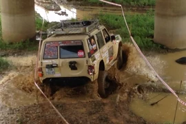 Tay lái Việt trổ tài cho xe địa hình phăm phăm vượt suối