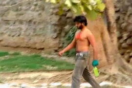  Say rượu, nam sinh viên cởi trần trùng trục, nhảy vào chuồng...bắt hổ