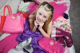 Quá nuông chiều, cha mẹ biến con thành “yêu nữ hàng hiệu” nhí