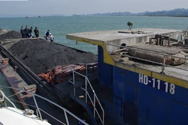 Cảnh sát biển liên tiếp bắt giữ tàu chở khoáng sản không rõ nguồn gốc