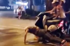 Vừa chờ đèn đỏ vừa..."hít đất", nam thanh niên bị cướp xe máy?