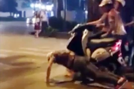 Vừa chờ đèn đỏ vừa..."hít đất", nam thanh niên bị cướp xe máy?