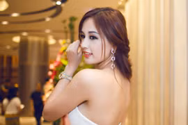 Hoa hậu Mai Phương Thuý gây chú ý bởi vẻ đẹp gợi cảm