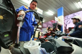 Xăng tăng giá gần 200 đồng/lít