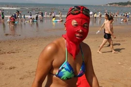 Trung Quốc: Rộ mốt tắm biển "trên kín, dưới hở"
