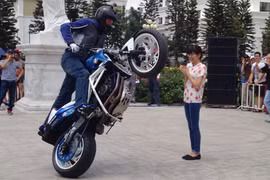 Xem Mattie Griffin trình diễn mô-tô mạo hiểm đỉnh cao tại Hà Nội