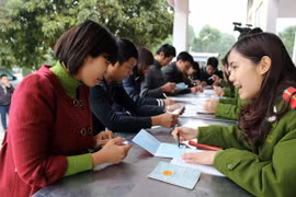 Người dân hồ hởi khi được đổi sổ hộ khẩu ngay tại nhà