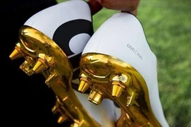 Hoa mắt với đôi giày mạ vàng lấp lánh của Ronaldo
