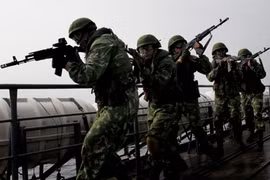 Lính Nga bắn chỉ thiên, đuổi lính Ukraine ở sân bay Belbek