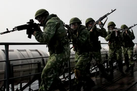 Lính Nga bắn chỉ thiên, đuổi lính Ukraine ở sân bay Belbek