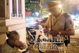 Đáng thương cụ bà bị kẻ gian móc sạch tiền trên xe buýt