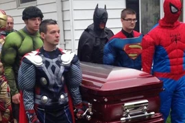 Biệt đội “siêu anh hùng” tiễn đưa cậu bé 5 tuổi qua đời vì ung thư