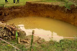 Về xóm có...7-8 "hố tử thần"
