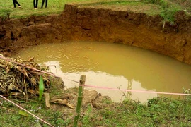Về xóm có...7-8 "hố tử thần"