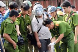 Phát hiện cánh tay người còn dính máu dưới kênh 