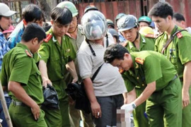 Phát hiện cánh tay người còn dính máu dưới kênh 