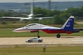 Xem Lamborghini Huracan đua tốc độ cùng phi cơ chiến đấu Su-27