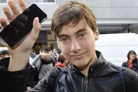 Vừa "bóc tem" iPhone 6, đánh rơi cái "bộp"