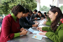 Người dân hồ hởi khi được đổi sổ hộ khẩu ngay tại nhà