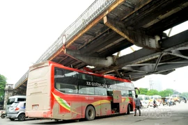 Xe giường nằm mắc kẹt vào gầm cầu Long Biên