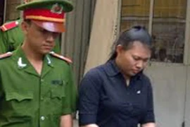 Nữ tiếp viên dùng chiêu “mỹ nhân kế” xiết cổ khách cướp vàng, iPhone 