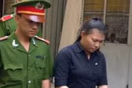 Nữ tiếp viên dùng chiêu “mỹ nhân kế” xiết cổ khách cướp vàng, iPhone 