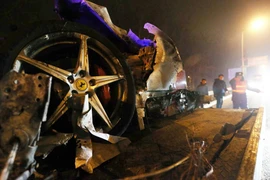 Siêu xe Ferrari 458 nát vụn trên đường cao tốc, 3 người thương vong