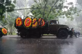 Mưa hoà nước mắt tiễn đưa 18 cán bộ, chiến sĩ hy sinh vụ trực thăng Mi-171 gặp nạn