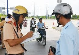 Đi xe máy ngược chiều còn tấn công CSGT