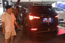 Santafe "hạ gục" showroom ôtô Huyndai Giải Phóng