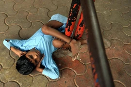 Mảnh đời bé nhỏ trói chân bên trạm xe bus Mumbai