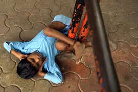 Mảnh đời bé nhỏ trói chân bên trạm xe bus Mumbai