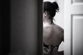 Mất sạch đồ đạc sau khi tắm cùng gái trẻ