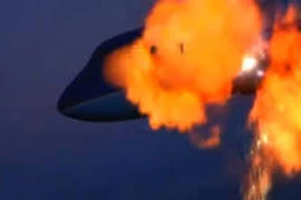 Khoảnh khắc cầu lửa bùng lên khi MH17 lao xuống đất