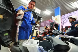 Xăng tăng giá gần 200 đồng/lít