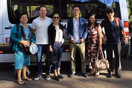 "Bống" Hồng Nhung tới Nam Phi tìm hiểu nạn tiêu thụ sừng tê giác