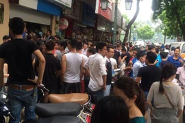 Dân Hà Nội chen nhau "bẹp ruột", mua hàng Gucci thanh lý