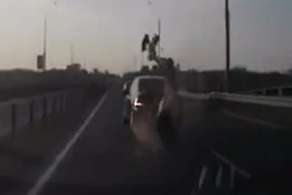 Thoát chết kỳ lạ khi tông thẳng mô-tô vào đuôi ôtô