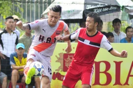 Chùm ảnh: Ca sĩ Tuấn Hưng sát cánh cùng Huy Hoàng trổ tài trên sân phủi