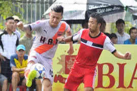 Chùm ảnh: Ca sĩ Tuấn Hưng sát cánh cùng Huy Hoàng trổ tài trên sân phủi