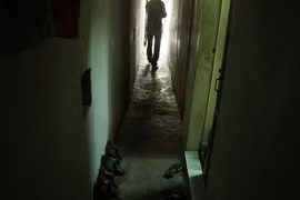 Nóng: Giải cứu bé 3 tuổi bị bạn trai của mẹ khống chế