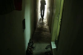 Nóng: Giải cứu bé 3 tuổi bị bạn trai của mẹ khống chế