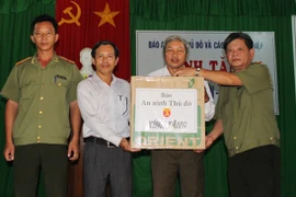 Báo ANTĐ và một số DN "tiếp sức" 10.000 lít dầu để ngư dân vươn khơi, bám biển